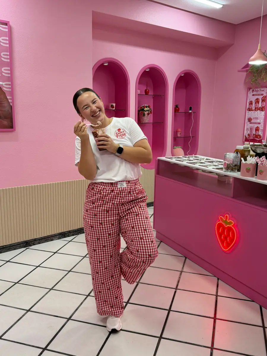 La tienda por dentro, con hornacinas y una fresa de neón