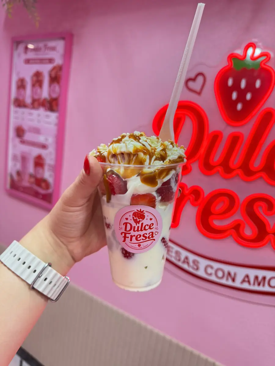Vaso de fresas con crema, dulce de leche y coco