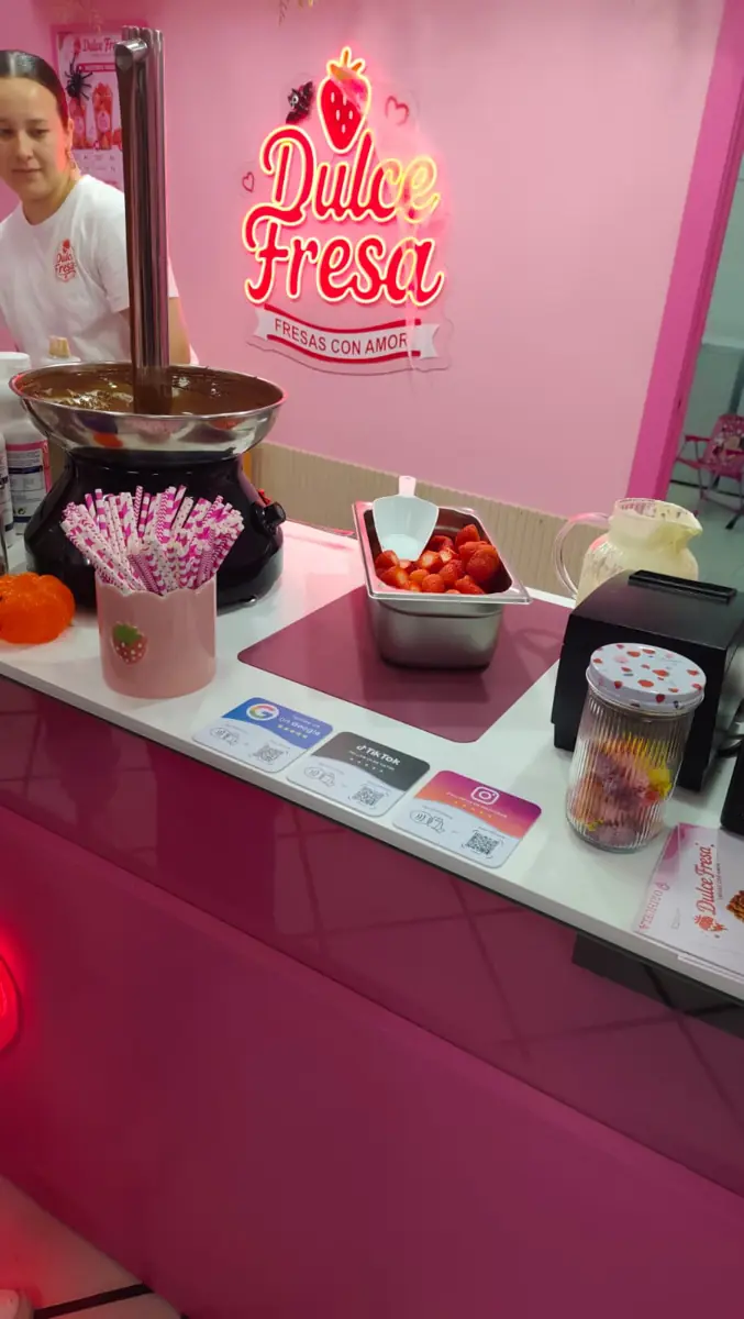 El mostrador con fresas cortadas, la fuente y los códigos de redes
