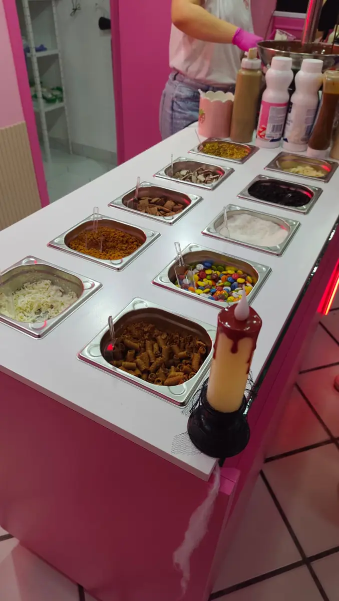 La barra de toppings de la tienda con lacasitos, coco, barquillos y galleta